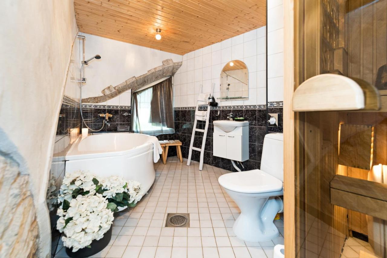 Historical Two-Bedroom Apartment With Sauna, Jacuzzi And Fireplace 塔林 外观 照片